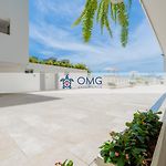 CB726 | Suite moderna frente al mar con balcón y cocina con isla
