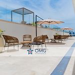 CB726 | Suite moderna frente al mar con balcón y cocina con isla
