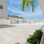 CB726 | Suite moderna frente al mar con balcón y cocina con isla