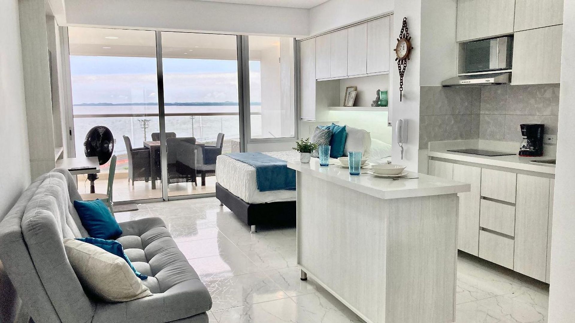 Apartamento Cb726 | Moderna Frente Al Mar Con Balcón Y Cocina Con Isla *